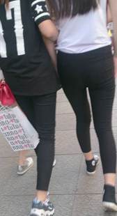 一群打底黑裤小妹