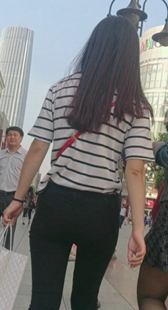 性感黑裤紧臀小妹