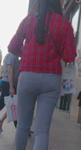 街拍灰紧打底裤少妇