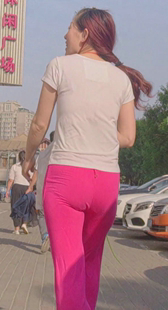 高挑红裤成熟少妇