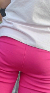 性感红裤紧臀小妹