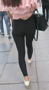 小高跟宽大臀美少妇