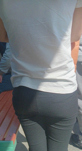 公交站重口味包臀少妇