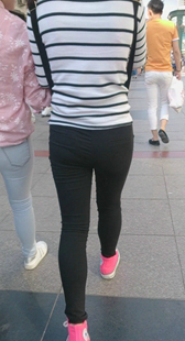 街拍紧身包臀黑裤小妹