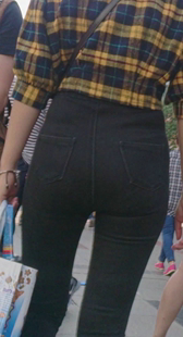 黑裤白裤两宽臀少妇