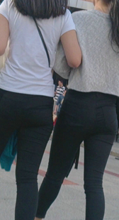街拍紧身黑裤两姐妹