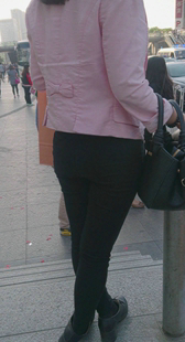 打底裤小妹夹成这样