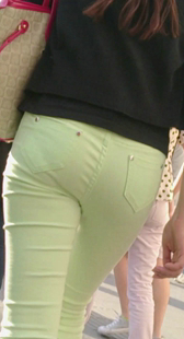 街拍包臀美少妇保养好