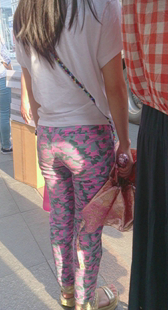 花裤紧臀小少妇