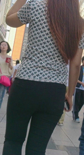 跟拍紧身黑裤小少妇