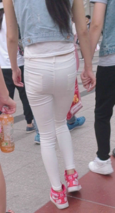 白裤紧臀细腿小妹