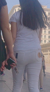 白裤黑裤比谁翘