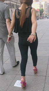 紧臀黑裤小情侣