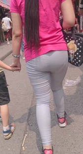 跟拍灰紧翘臀少妇