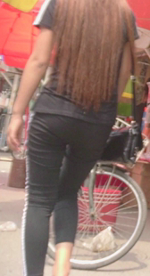 街拍健美裤小妹