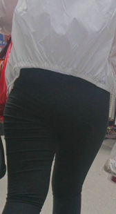 街拍宽大臀打底裤少妇