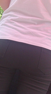 跟拍紧臀打底裤美少妇