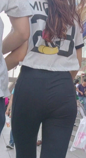 高挑打底裤小少妇