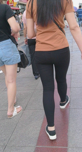 跟拍打底黑裤小妹