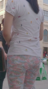 街拍花裤紧臀小少妇