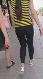 紧臀打底黑裤美女