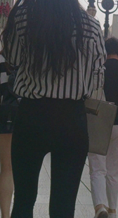 跟拍两打底裤少妇