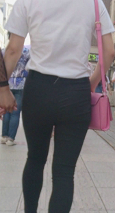 跟拍打底裤小妹