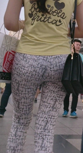 街拍布裤紧臀小少妇