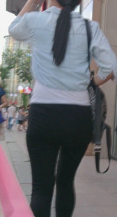 打底黑裤紧臀小妹