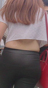 大屁股皮裤露腰小妹