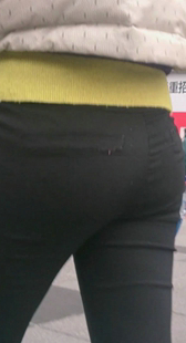 侧拍翘臀黑裤少妇
