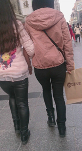 街拍黑裤两少妇