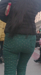 街拍绿裤紧臀少妇
