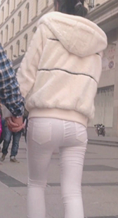 跟拍白裤紧臀少妇