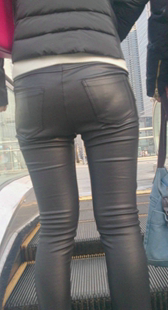 紧身皮裤上电梯