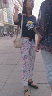 街拍花裤细腰小少妇