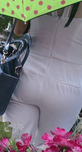 街拍白裤大屁股少妇