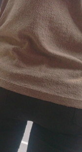 公交站紧身黑裤大妈