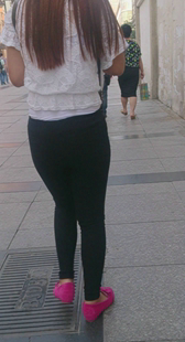 大屁股打底裤扭成这样