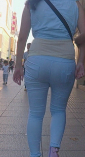 街拍蓝裤大屁股大妈
