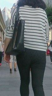 条纹包臀黑紧裤