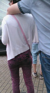 街拍紧裤小少妇