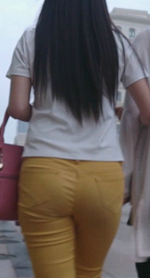 街拍黄紧裤大妈