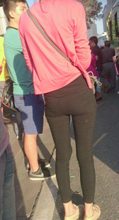 公交站紧身打底裤少妇