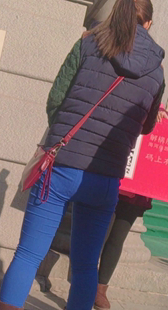 超紧蓝裤大妈臀下垂