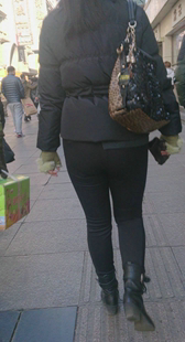 街拍黑裤肥臀大妈