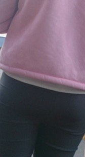 公交站超紧圆臀黑裤