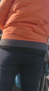 街拍紧身灰裤少妇