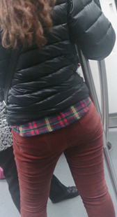 地铁紧身红裤少妇