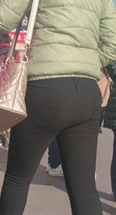 街拍翘臀打底裤少妇